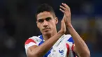 Bek Prancis, Raphael Varane memberi tepuk tangan kepada pendukung menjelang pertandingan melawan Australia pada Grup D Piala Dunia Qatar 2022 di Stadion Al-Janoub di Al-Wakrah, selatan Doha pada 22 November 2022. Varane mengumumkan pensiun dari sepak bola internasional setelah 10 tahun membela tim nasional Prancis pada usia 29 tahun. (AFP/FRANCK FIFE)