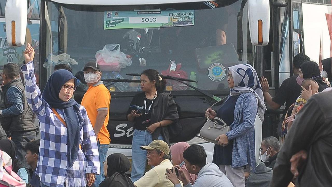 Untuk memastikan keselamatan pemudik, para sopir dan kondektur bus Mudik Gratis Pemprov DKI Jakarta 2024 diwajibkan menjalani tes urine.&nbsp;Merdeka.com/Imam Buhori