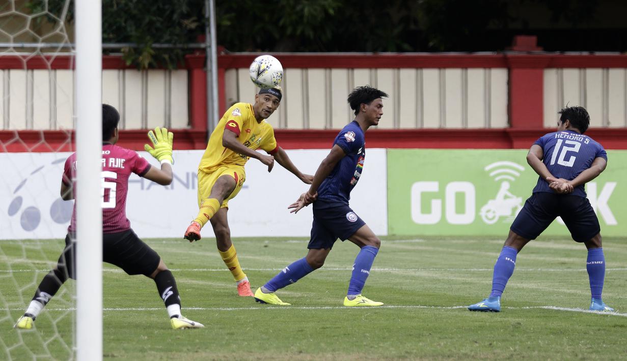 Gelandang Bhayangkara FC, Bruno Matos, melepaskan tendangan ke arah gawang Arema FC pada laga Shopee Liga 1 di Stadion PTIK, Jakarta, Rabu (27/11). Bhayangkara menang 1-0 atas Arema. (Bola.com/Yoppy Renato)