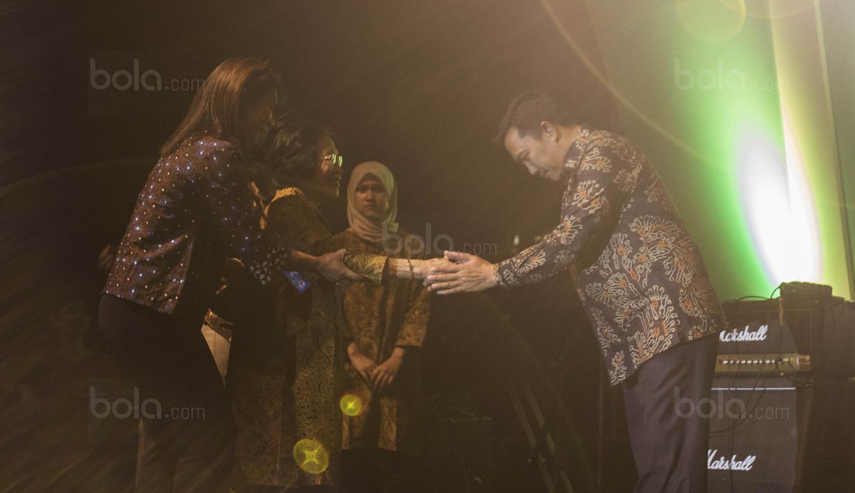 Menpora, Imam Nahrawi, bersalaman dengan legenda bulutangkis, Retno Koestijah, saat Anugerah Leganda Olahraga di Hotel Bidakara, Jakarta, Rabu (13/12/2017). Sebanyak 286 atlet masing-masing mendapatkan 40 juta rupiah. (Bola.com/Vitalis Yogi Trisna)