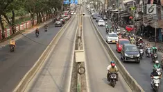 Pengendara motor menerobos jalur bus Transjakarta di kawasan Pasar Rumput, Jakarta, Jumat (15/9/2019). PT Transportasi Jakarta bersama Dirlantas Polda Metro Jaya akan menerapkan tilang elektronik atau Electronic Traffic Law Enforcement (ETLE) mulai 1 Oktober 2019. (Liputan6.com/Immanuel Antonius)
