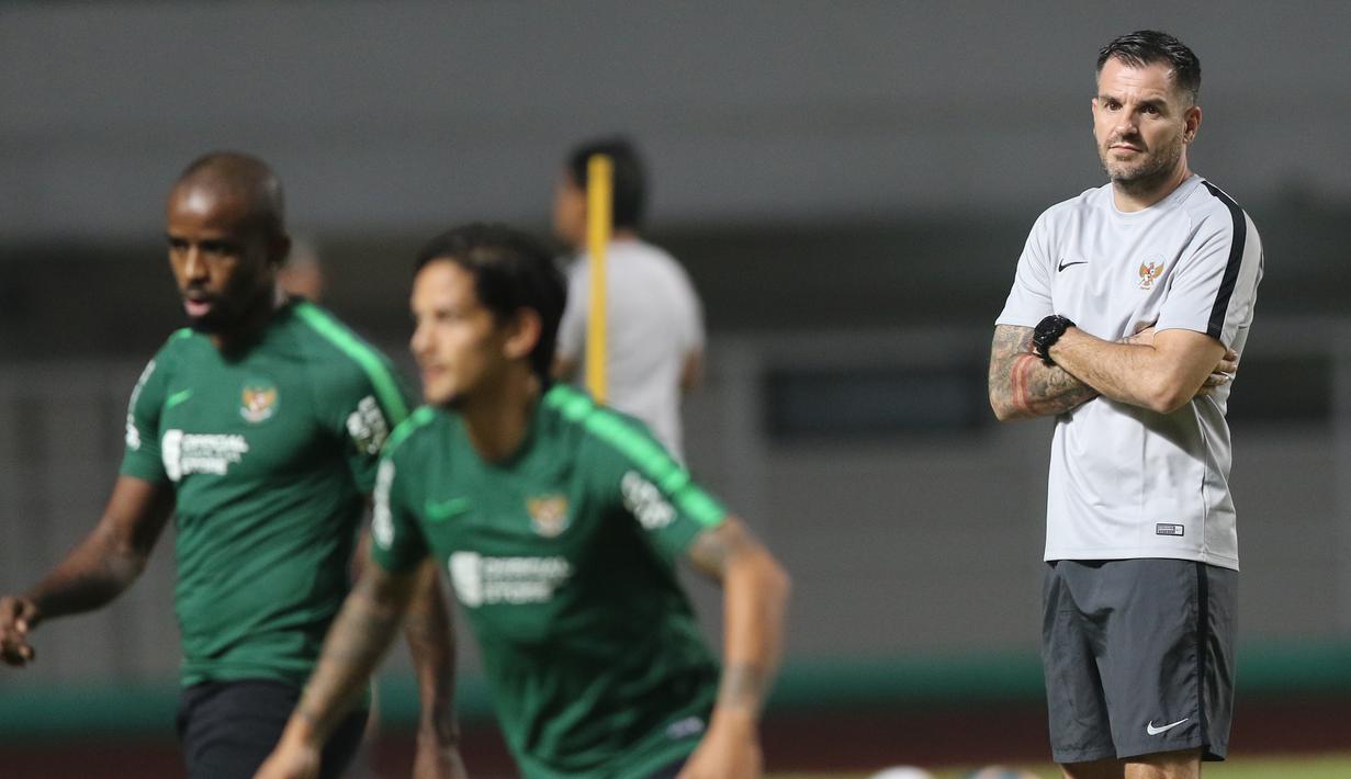 Pelatih Timnas Indonesia, Simon McMenemy, mengamati anak asuhnya saat sesi latihan di Stadion Pakansari, Bogor, Kamis (22/8). Latihan tersebut untuk persiapan jelang laga kualifikasi Piala Dunia 2022. (Bola.com/M Iqbal Ichsan)
