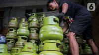Dari data yang tercatat hingga November 2023, sebanyak 27,8 juta pengguna LPG Tabung 3 Kg telah bertransaksi melalui merchant app Pertamina di penyalur/pangkalan resmi. Untuk memaksimalkan proses pendataan LPG Tabung 3 Kg tersebut, pemerintah mendorong agar para pengguna LPG Tabung 3 Kg yang belum terdata untuk segera mendaftar. (Liputan6.com/Angga Yuniar)