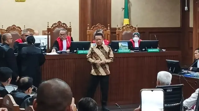 Febrie Adriansyah Tiba untuk Sidang Perdana, Ini Penampilannya
