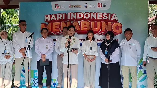 Ketua Dewan Komisioner OJK, Friderica Widyasari Dewi dalam acara Hari Indonesia Menabung di Sekolah Rakyat Menengah Atas (SRMA) 13, Bekasi, Jawa Barat, Jumat (28/8/2026). (Liputan6.com/Arief)