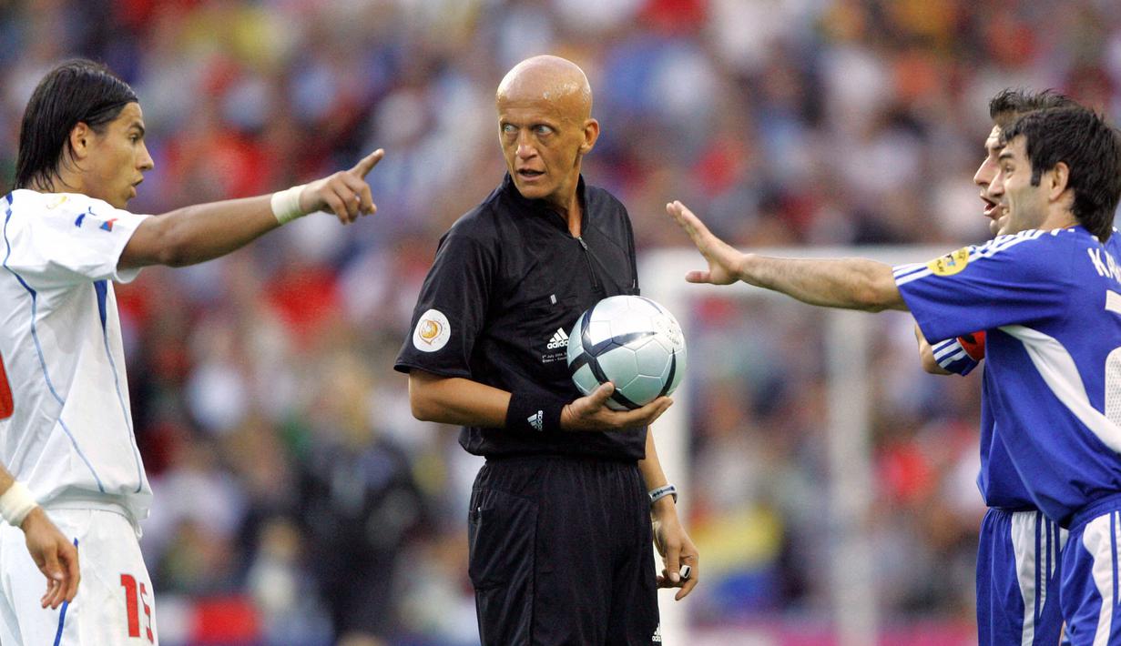 Wasit Pierluigi Collina (tengah) saat memimpin laga semifinal Euro 2004 antara Repulik Ceko melawan Yunani di Estadio do Drago, Porto, 1 Juli 2004. (AFP/Mladen Antonov)