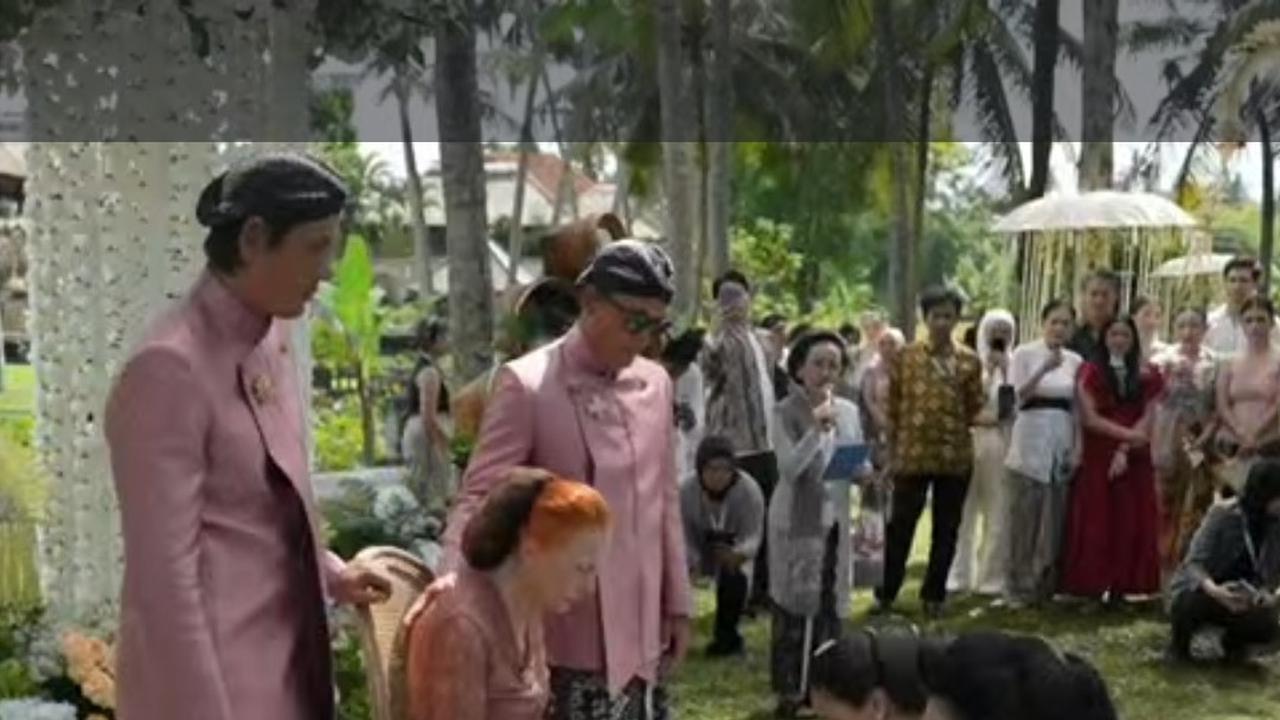 Potret Ismael Dully & Tipi Jabrik Dampingi Luna Maya di Acara Sungkeman, Dua Kakak Ganteng Jadi Sorotan