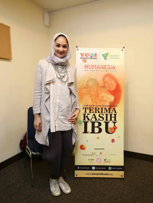 Sebagai seorang ibu dari ketiga anak-anaknya, Mona Ratuliu juga mendapatkan ucapan selamat sayang dari buah hatinya. Hari Ibu merupakan momen yang tepat untuk mengungkapkan rasa kasih sayangnya. (Nurwahyunan/Bintang.com)