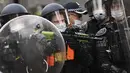 Polisi mengenakan pakaian anti huru hara selama protes anti-lockdown di Melbourne, Australia, Sabtu (21/8/2021). Para pengunjuk rasa berunjuk rasa menentang pembatasan pemerintah yang ditempatkan dalam upaya mengurangi wabah COVID-19. (James Ross/AAP Image via AP)