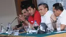 Ketua SC turnamen Piala Presiden 2018, Maruarar Sirait (kedua kiri) memimpin Drawing Babak 8 Besar Piala Presiden 2018 di Jakarta, Rabu (31/1). Babak 8 berlangsung di kota Solo, 3-4 Februari. (Liputan6.com/Helmi Fithriansyah)