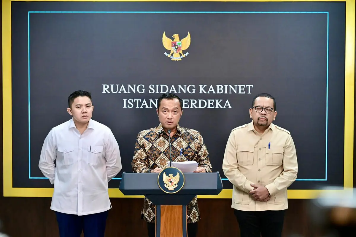 Mensesneg Prasetyo Hadi menyampaikan keputusan Presiden Prabowo merombak pimpinan BGN