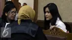 Terdakwa Jessica Kumala Wongso berbincang dengan penasehat hukumnya saat sidang lanjutan di PN Jakpus, Rabu, (21/9). Sidang menghadirkan saksi Ahli Patologi Forensik dari Australia, Michael David Robertsondi. (Liputan6.com/Helmi Afandi)
