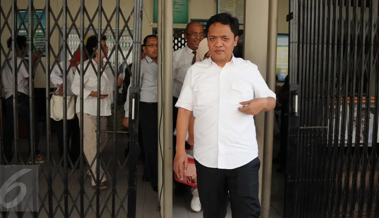 Koordinator ACTA, Habiburokhman usai melayangkan gugatan class action terhadap Basuki Tjahaja Purnama di PN Jakarta Utara, Kamis (8/12). Gugatan yang dilayangkan untuk menuntut ganti kerugian atas apa yang telah dilakukan ‎Ahok (Liputan6.com/Helmi Afandi)