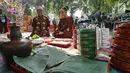 Warga memakai pakaian adat saat Lebaran Orang Depok di Sawangan, Depok, Jawa Barat, Minggu (7/7/2019). Lebaran Orang Depok baru pertama kali diadakan acara tersebut untuk melestarrikan budaya dan sebagai ajang silaturahmi warga Depok. (Liputna6.com/Herman Zakharia)