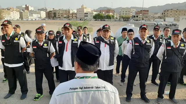 Petugas melakukan apel pagi di Kantor di Madinah.Foto: Darmawan/MCH
