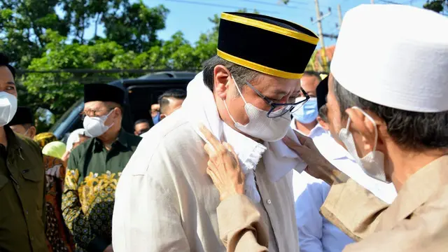 Menteri Koordinator Perekonomian Airlangga Hartarto mengunjungi Ponpes Nurul Jadid dan Ponpes Zainul Hasan Genggong di Kabupaten Probolinggo. (Dok ekon.go.id)