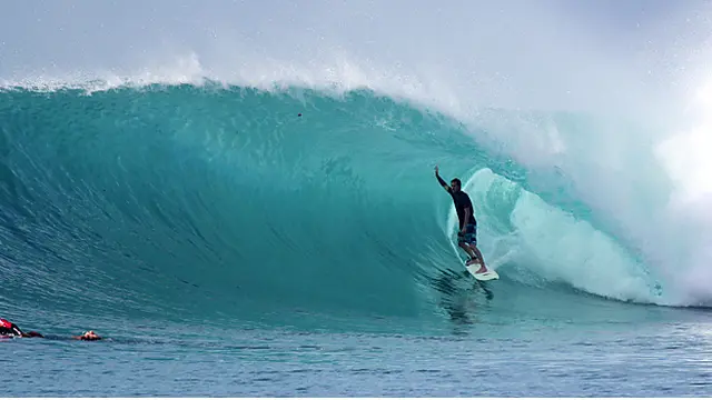 [Bintang] 7 Tempat Paling Tepat untuk 'Surfing' di Indonesia