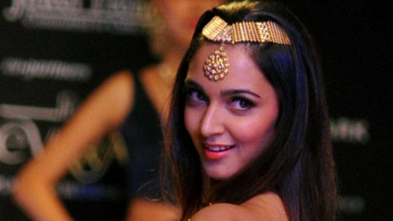 Bermahkota emas, Kiyara Advani cantik bersinar