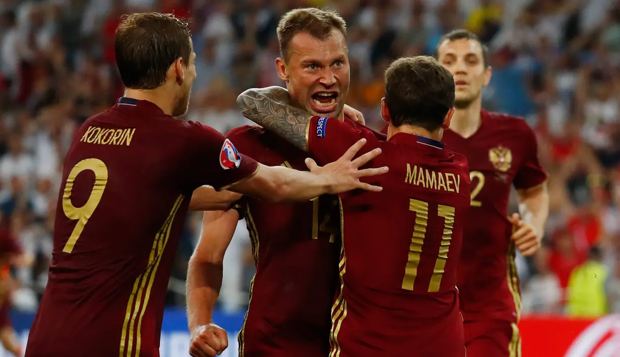 Pemain Rusia merayakan gol yang dibuat Vasili Berezutski ke gawang Inggris saat laga Euro 2016, Prancis (12/6). Rusia dan Inggris berbagi angka setelah bermain imbang dengan skor 1-1. (Reuters/Kai Pfaffenbach)
