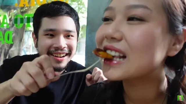 Pertama Kali Coba Jengkol, Ini 7 Momen Sisca Kohl dan Jess No Limit di Warteg
