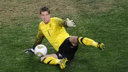 Maarten Stekelenburg. Kiper Ajax Amsterdam ini menjadi pemain tertua Timnas Belanda dalam skuat ke Euro 2020 dengan usia 38 tahun. Debutnya dimulai sejak 3 September 2004. Hingga kini telah mencatat 58 caps dengan torehan 26 kali cleansheet dan 44 kali kebobolan. (AFP/Stephane De Sakutin)