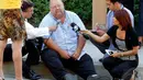  Ayah dari sopir bus sekolah duduk lemas ketika mengetahui bus yang dikendarai anaknya mengalami kecelakaan, Anaheim, California, Kamis (24/04/2014)(REUTERS/Alex Gallardo).