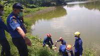 Petugas Dinas Pemadam Kebakaran dan Penyelamatan Kota Depok mengevakuasi mayat yang ditemukan di Danau Buperta Cibubur. (Istimewa)