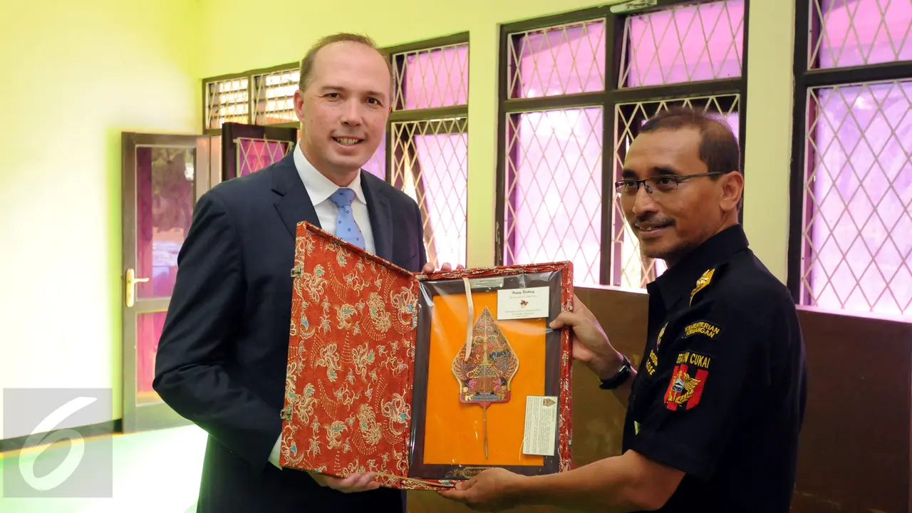 20151119-Menteri Imigrasi Australia Sambangi Markas K-9 Bea Cukai-Jakarta