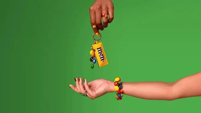 Kedua merek yang telah lama dikenal dengan warna cerah dan kesan playful ini menggabungkan dunia fashion dengan manisnya permen.