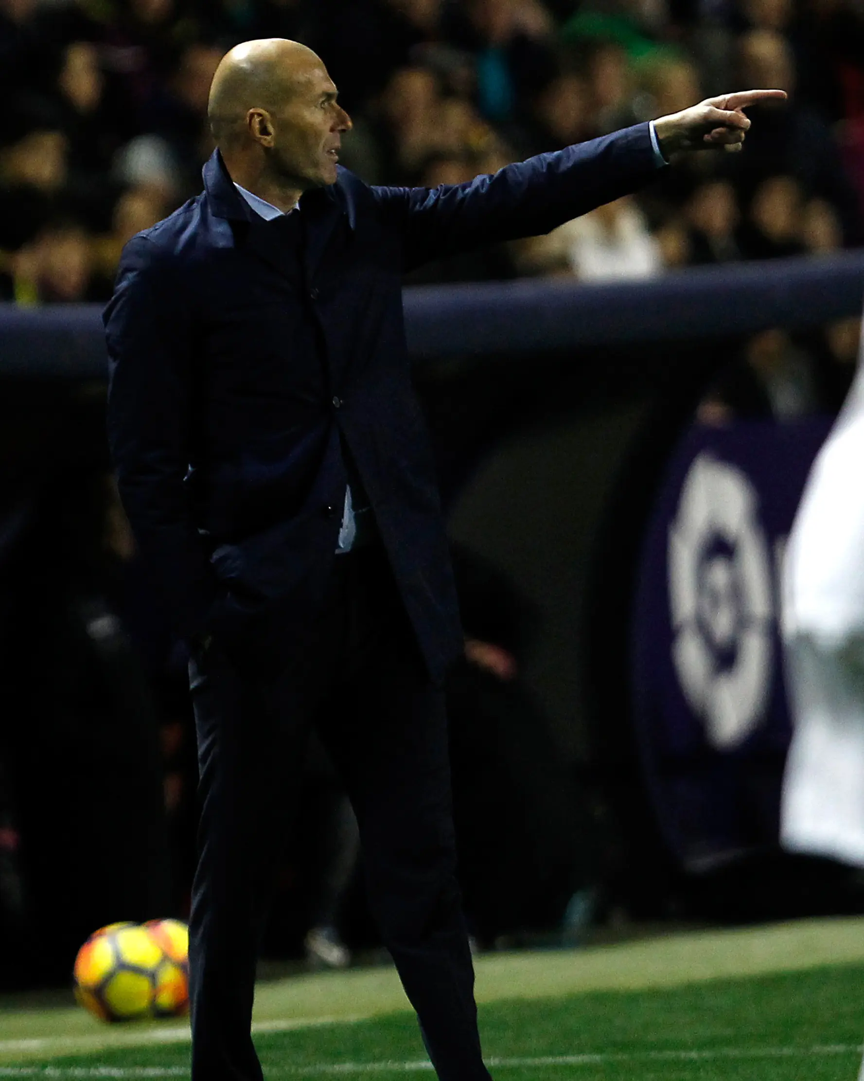 Pelatih Real Madrid Zinedine Zidane memberi arahan saat melawan Levante di pertandingan Liga Spanyol di stadion Ciutat de Valencia di Valencia (3/2). Hasil ini membuat Madrid gagal menyalip Valencia di klasemen sementara La Liga. (AP Photo/Alberto Saiz)