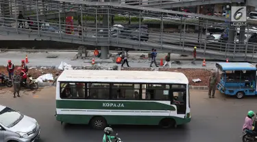 Bus Kopaja melintas di Jalan Sudirman, Jakarta, Rabu (25/7). Wagub DKI Sandiaga Uno melarang angkutan umum seperti Kopaja dan Metromini melewati jalan protokol saat Asian Games 2018 untuk mengurangi kemacetan dan polusi. (Liputan6.com/Immanuel Antonius)