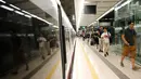 Para penumpang saat akan menaiki kereta rel Ekspres Guangzhou-Shenzhen-Hong Kong pada hari pertama beroperasi di Hong Kong, Minggu (23/9). Proyek kereta peluru The Express Rail Link itu senilai US$ 11 miliar atau Rp 163 triliun. (Tyrone Siu/Pool via AP)