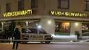 Petugas kepolisian berjaga di lokasi penembakan yang terjadi di luar restoran di Imatra, kota kecil di dekat perbatasan Finlandia dan Rusia, Minggu (4/12). Tiga orang wanita ditembak mati seorang pria bersenjata. (Lauri Heino/Lehtikuva via REUTERS)