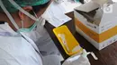 Paramedis Siloam Hospitals memeriksa sampel darah saat Rapid Test mandiri COVID -19 secara drive thru di Akses Senayan Park Jalan Gerbang Pemuda, Jakarta, Kamis (23/4/2020). Rapid Tes Covid -19 dibanderol seharga Rp 489.000, periode 17-30 April 2020 pukul 08.00-10.00 WIB. (merdeka.com/Arie Basuki)