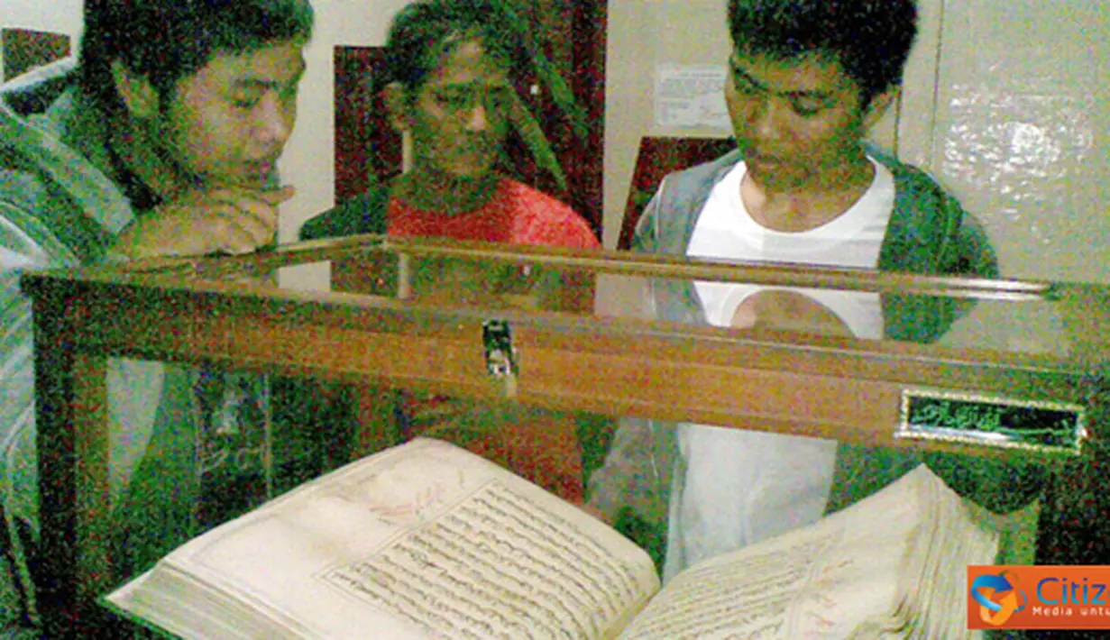 Citizen6, Sumenep: Minat wisatawan baik lokal maupun daerah untuk melihat Al-Quran tulisan tangan Sultan Abdurrahman di Museum Keraton Sumenep.