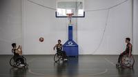 Para pebasket kursi roda Indonesia saat latihan operan di Lapangan basket Istana Kana, Jakarta Pusat, Senin (17/9/2018). Tim basket kursi roda Indonesia bersiap hadapi Asian Para Games. (Bola.com/Vitalis Yogi Trisna)