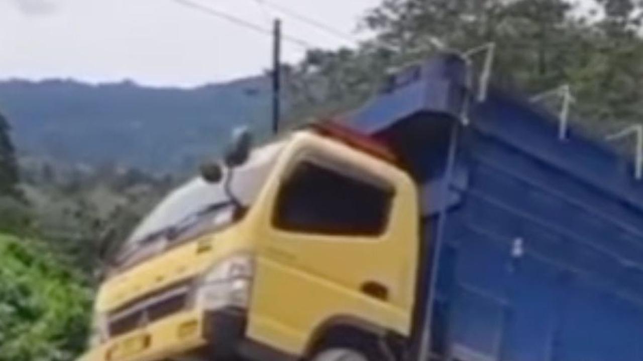 Horrornya Jalan Batu Jomba Sumut: Truk sampai ‘Ngetril’, Ambulans Lompat