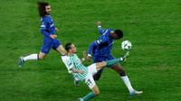 Memasuki babak kedua, pelatih Chelsea Enzo Maresca melakukan perubahan penting dengan memasukkan Reece James menggantikan Gusto yang tampil kurang maksimal. Tampak dalam foto, gelandang Real Betis Antony (tengah) berebut bola dengan pemain bertahan Chelsea Benoit Badiashile (kanan) saat pertandingan Final UEFA Conference League 2024/2025 di Tarczynski Arena, Wroclaw, Polandia, Rabu 28 Mei 2025 waktu setempat atau Kamis (29/5/2025) dini hari WIB. (Wojtek RADWANSKI/AFP)
