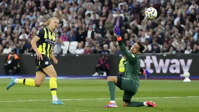 Foto: Beringasnya Erling Haaland saat Borong Tiga Gol untuk Kemenangan Man City di Liga Inggris