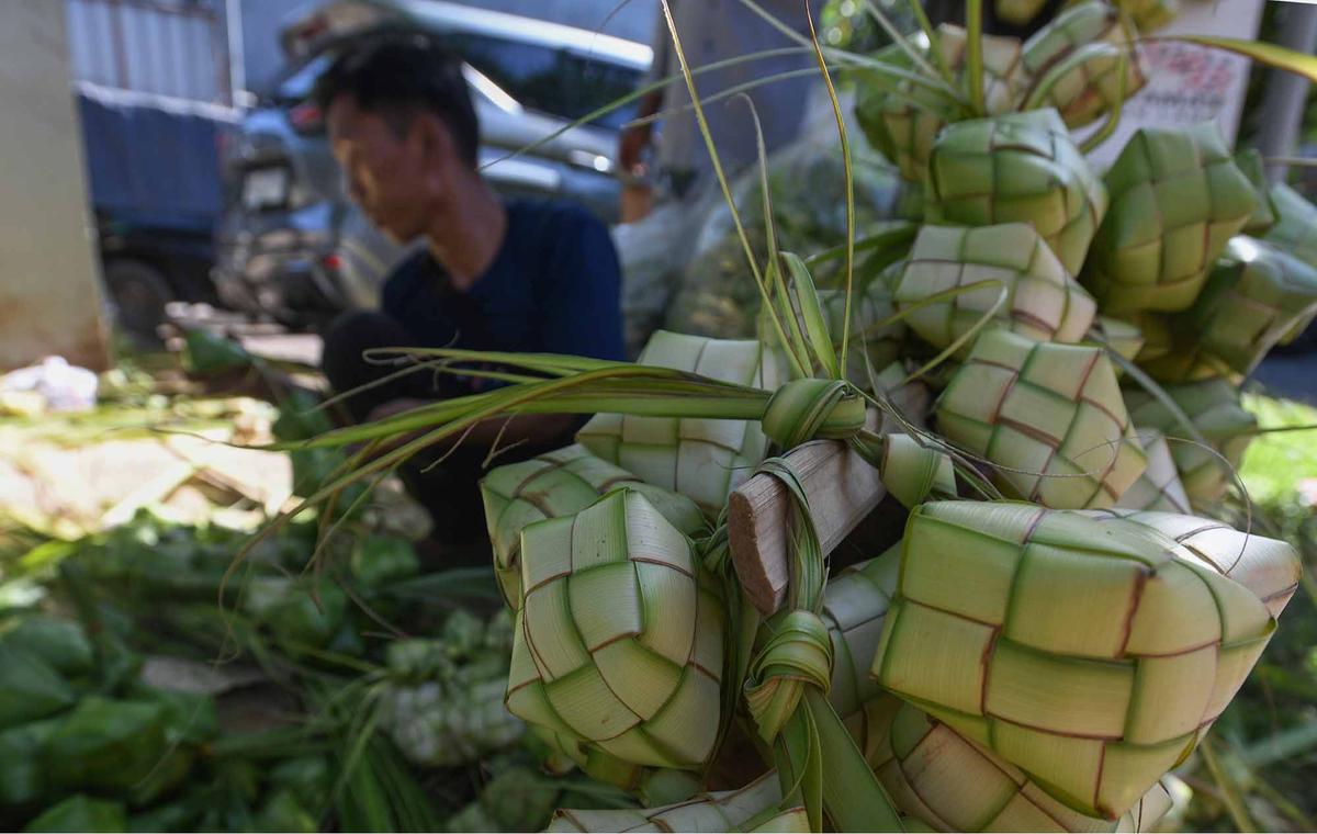 FOTO: Keluh Kesah Pedagang Musiman  Kulit Ketupat: Tahun ini Penjualan Menurun hingga 50