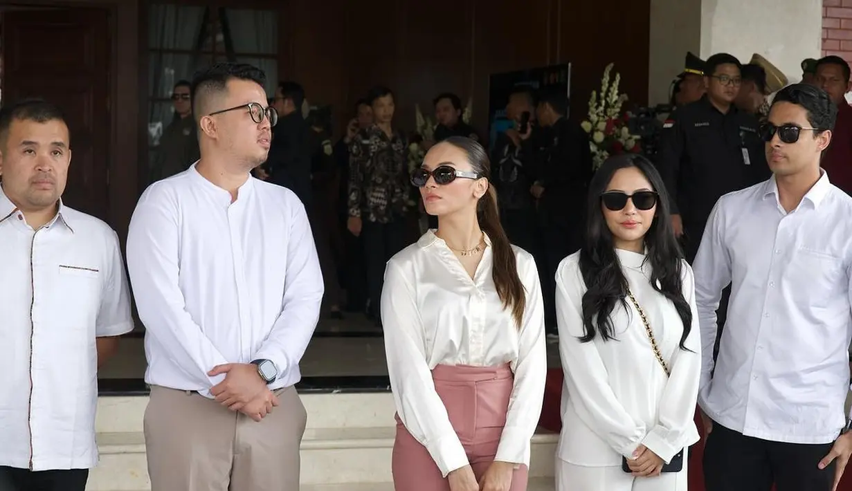 Terlihat juga selebgram Violenzia Jeanette dengan blus panjang putih dan long pants warna pink. Rachel Vennya dengan blus panjang dan celana kulot serba putihnya. Serta Lula Lahfah dengan blus pendek putih dan celana kulot warna mocca. [@raffinagita1717/@violenziajean]