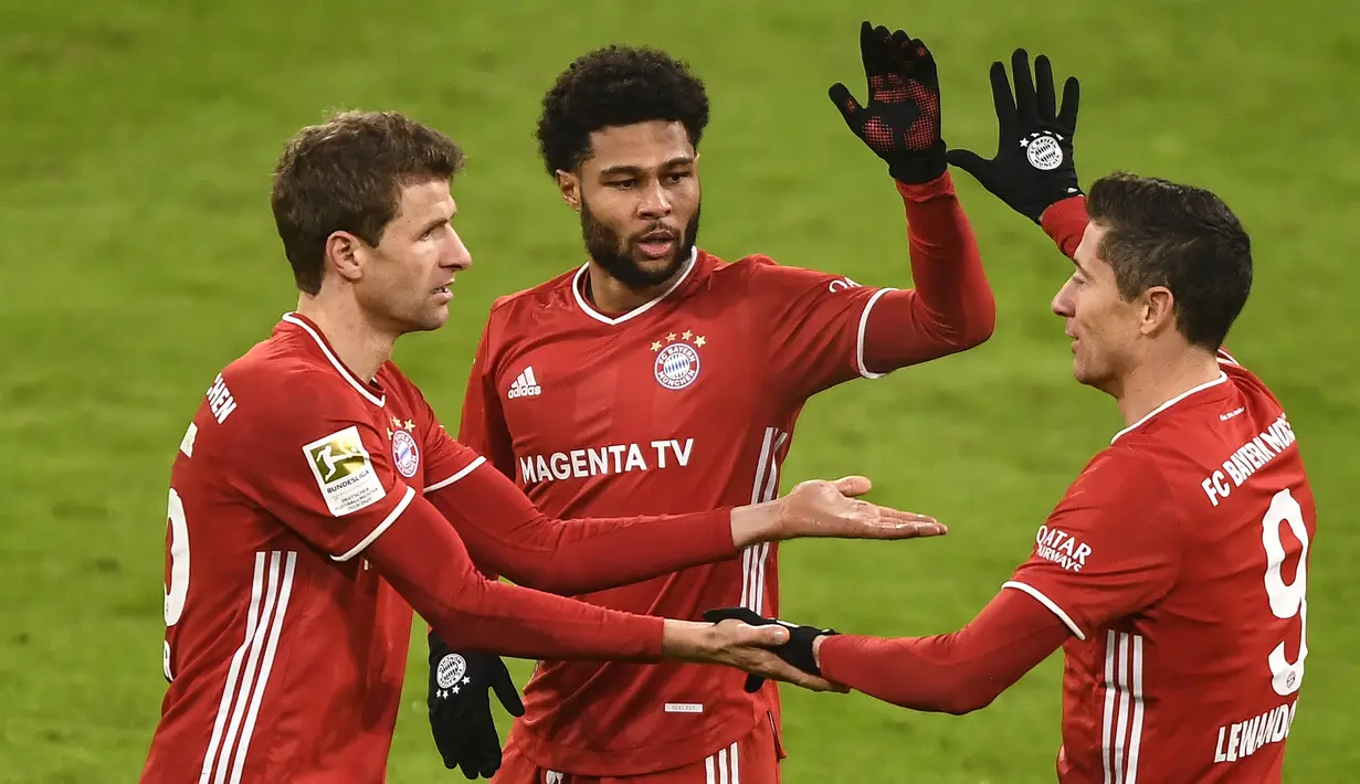 Penyerang Bayern Munchen, Robert Lewandowski, merayakan gol yang dicetaknya ke gawang Wolfsburg pada laga lanjutan Liga Jerman di Allianz Arena, Kamis (17/12/2020) dini hari WIB. Bayern Munchen menang 2-1 atas Wolfsburg. (AFP/Lukas Barth-Tuttas/pool)