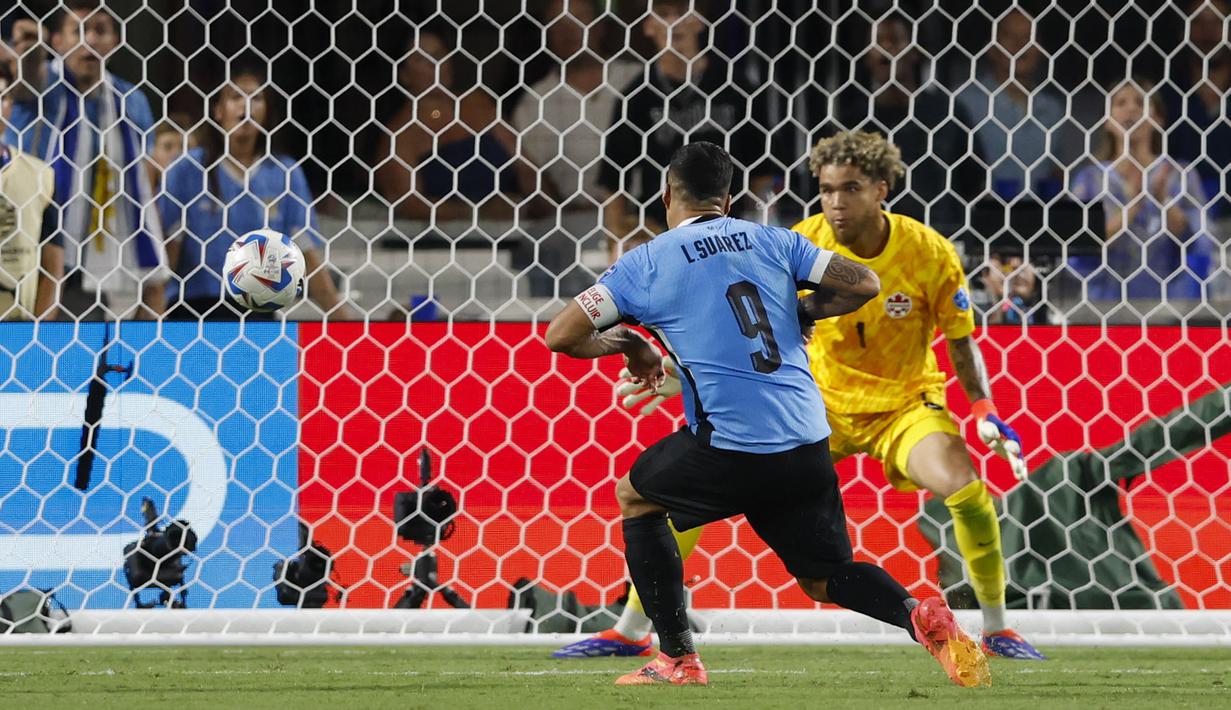 Pemain Uruguay, Luis Suarez mencetak gol penyeimbang 2-2 ke gawang Kanada pada laga perebutan peringkat ketiga Copa America 2024 di Bank of America Stadium, Charlotte, North Carolina, Minggu (14/07/2024). (AP Photo/Rell Redmond)