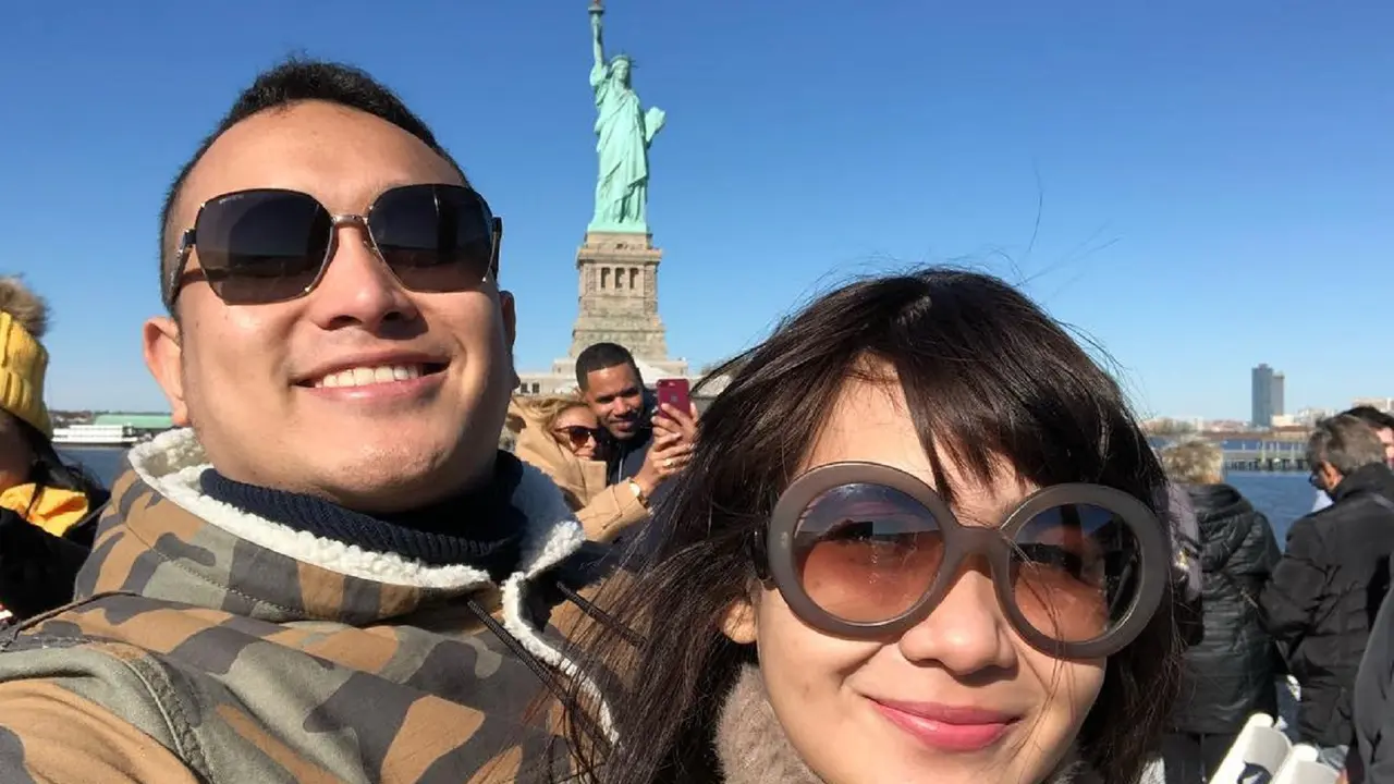 Potret Liburan Romantis Gilang Dirga dan Istri di New York