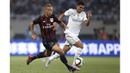 Pemain AC Milan Keisuke Honda menggiring bola melewati hadangan pemain Real Madrid, Casemiro pada laga International Champions Cup 2015 di Shanghai, China, Kamis (30/7). (Reuters Aly Song)