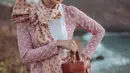 Tak hanya riasannya saja, wanita kelahiran 3 April 1992 ini juga memiliki gaya vintage dalam fashionnya.  Saat tampil di film Abracadabra ia tampil dengan busana vintage dengan motif polkadot. Gaya rambutnya pun sesuai dengan penampilannya. (Liputan6.com/IG/@asmaraabigail)