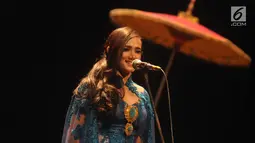 Ekspresi penyanyi Mulan Jameela saat membacakan Puisi Musikal di Acara Tadarus Puisi Ramadhan di Teater Kecil, Taman Ismail Marzuki, Jakarta, Kamis (1/6). (Liputan6.com/Helmi Afandi)