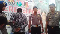 Kabid Humas Kepolisian Daerah (Polda) Aceh, Kombes Misbahul Munauwar (satu kanan) memberikan keterangan ihwal pelaku pembunuhan sekeluarga di Mapolresta Banda Aceh, Kamis (11/1). (Murti Ali Lingga/jawapos.com)