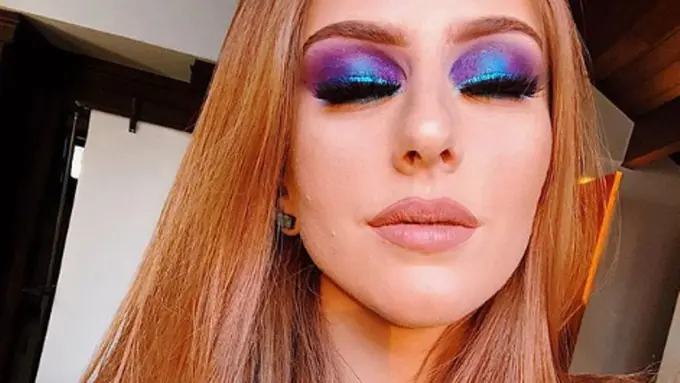 Eyeshadow Nuansa Biru Bikin Mata Terlihat Segar