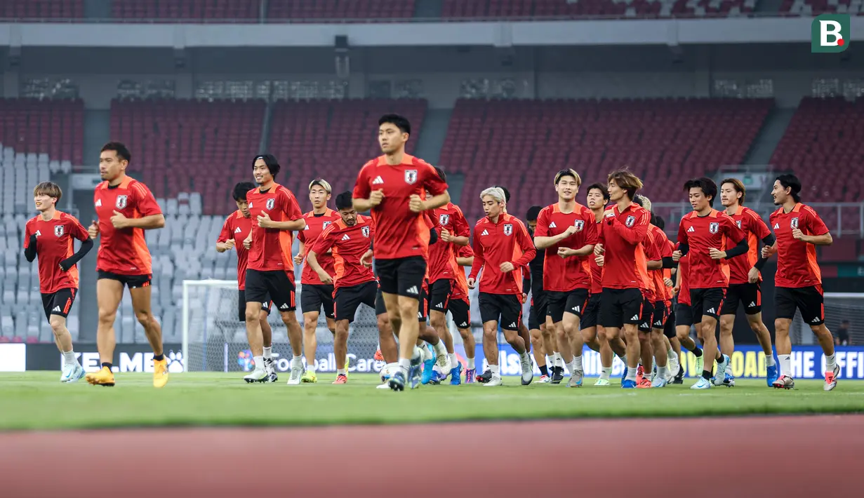<p>Sejumlah pemain Timnas Jepang melakukan pemanasan saat latihan resmi menjelang laga lanjutan putaran ketiga Grup C Kualifikasi Piala Dunia 2026 melawan Timnas Indonesia di Stadion Utama Gelora Bung Karno (SUGBK), Senayan, Jakarta, Kamis (14/11/2024). (Bola.com/Bagaskara Lazuardi)</p>